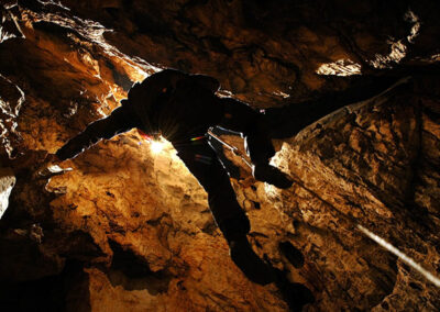 טיול סנפלינג בתוך מערות